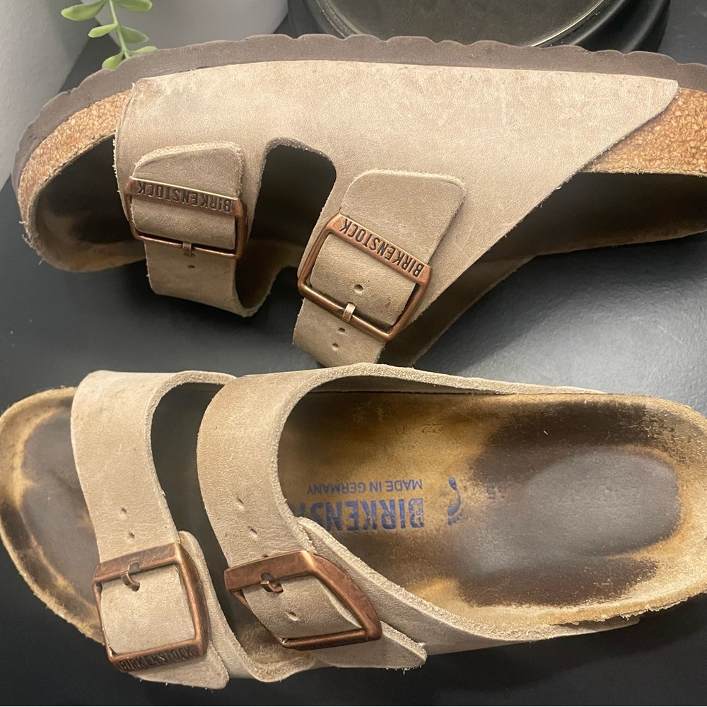 Birkenstock Tan Sandals women’s size 7/7.5 great condition